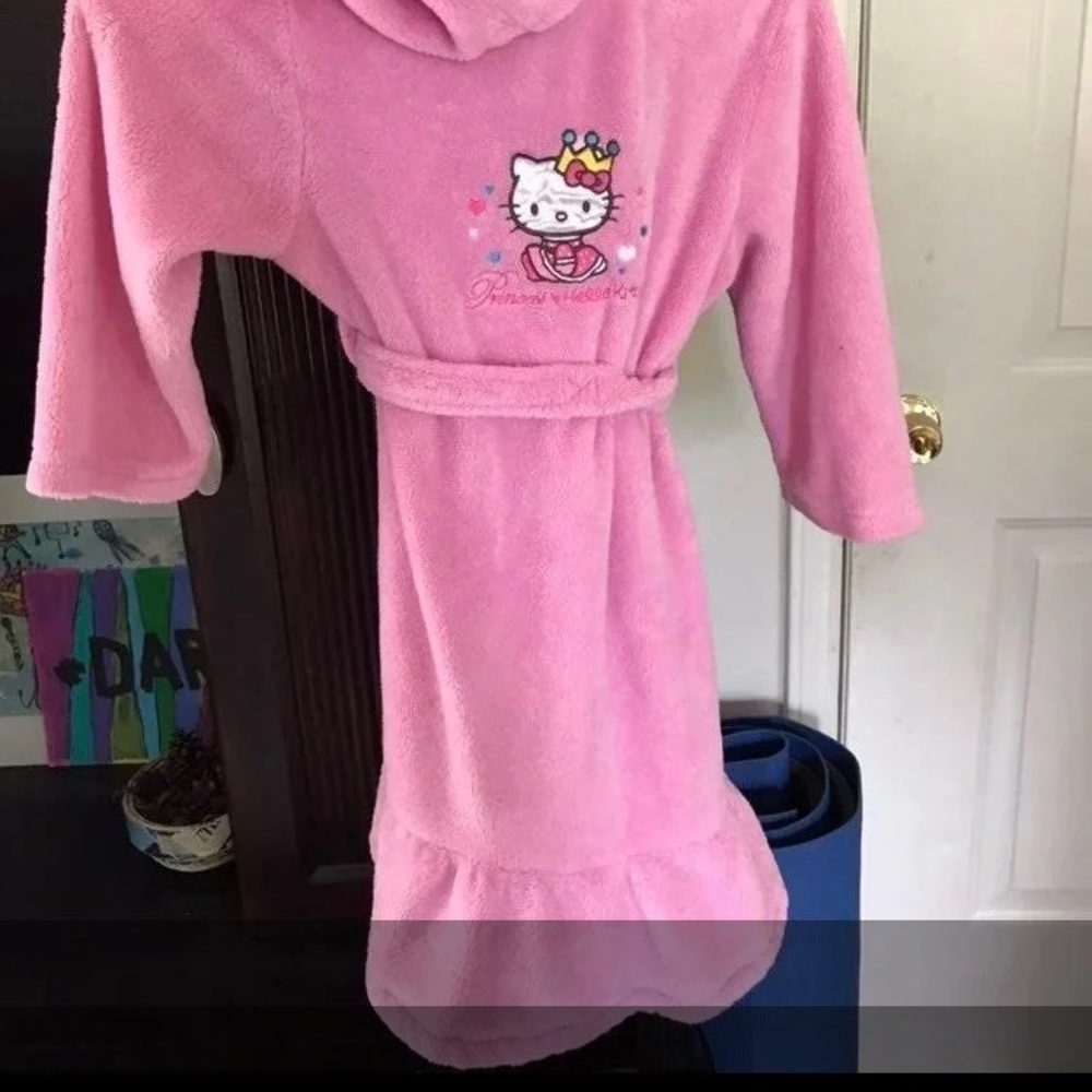 Hello Kitty Princess Robe - Picture 2 of 12